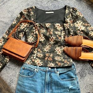 Abercrombie & Fitch floral top. Slightly cropped style. Size Small.